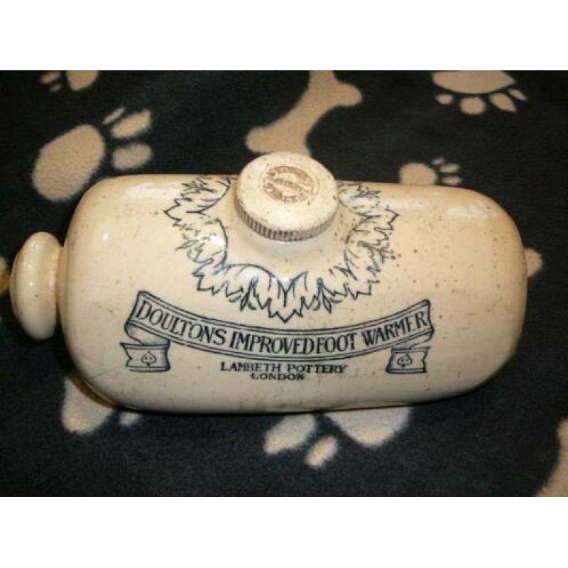 Doulton's improvedfoot warmer jaren 30 van Lambeth Pottery