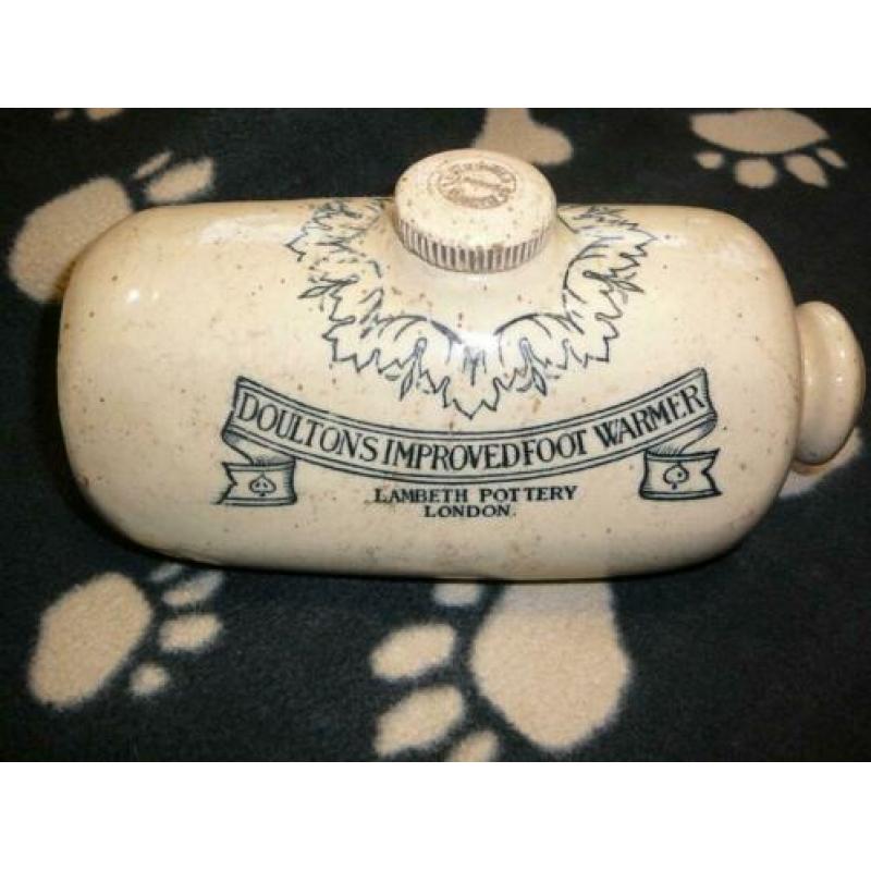 Doulton's improvedfoot warmer jaren 30 van Lambeth Pottery