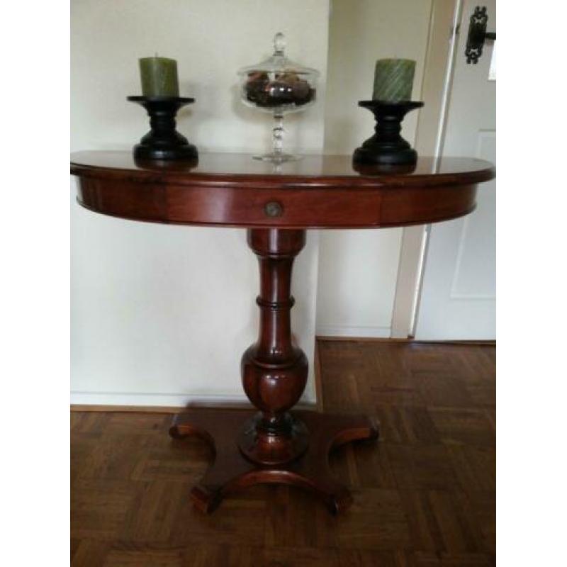 Antiek side table. Mooi ingelegd. Zeer goede staat! €135,00