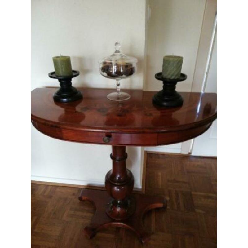 Antiek side table. Mooi ingelegd. Zeer goede staat! €135,00