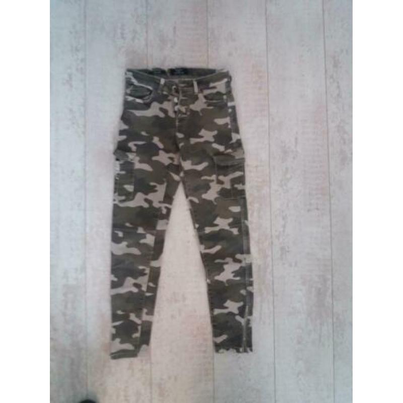 Legerbroek Bershka maat 34 ZGAN