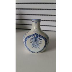 doos met Delft 's blauwe spullen