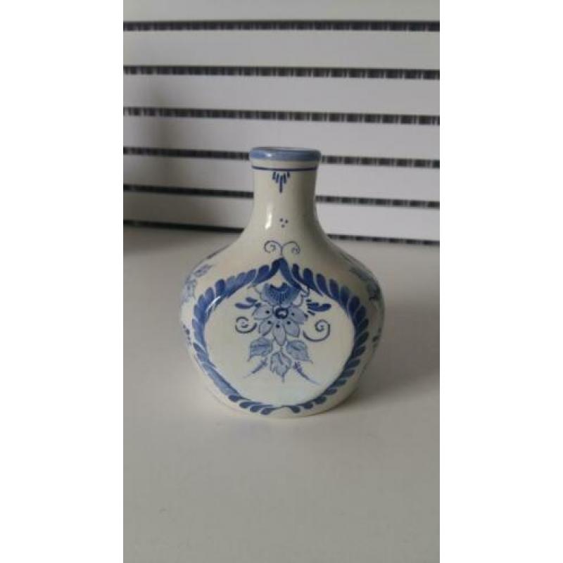 doos met Delft 's blauwe spullen