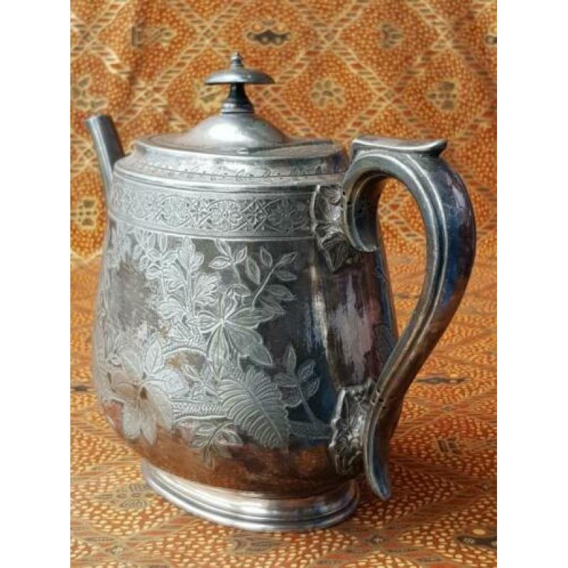 Antieke theepot uit Engeland van Walker & Hall silverplate.