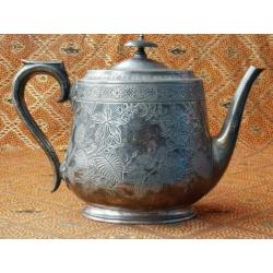 Antieke theepot uit Engeland van Walker & Hall silverplate.