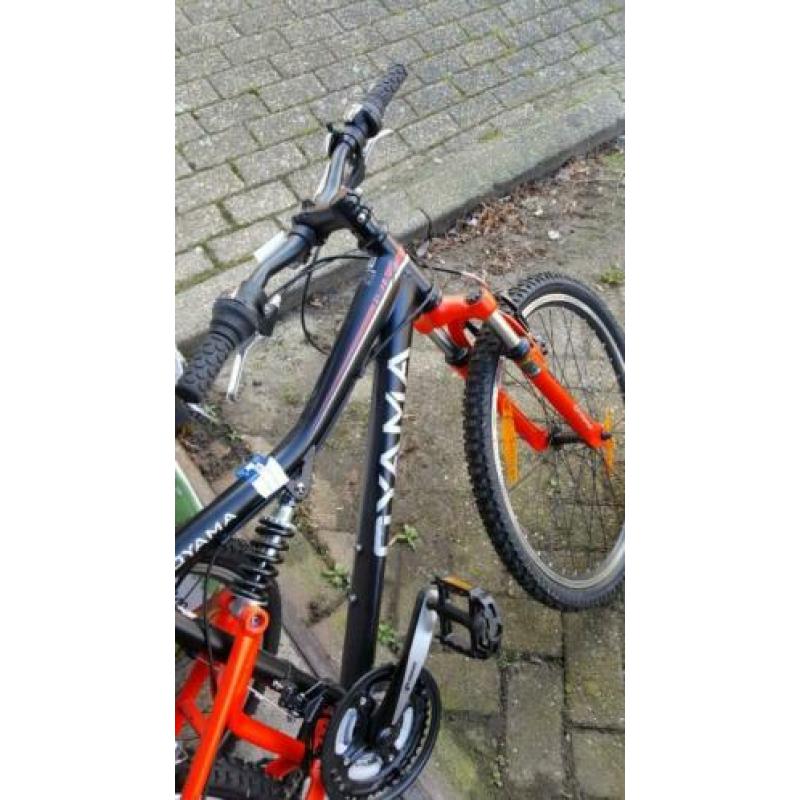 Jongensfiets vanaf 8 jaar nieuw in doos laatste in bron geel