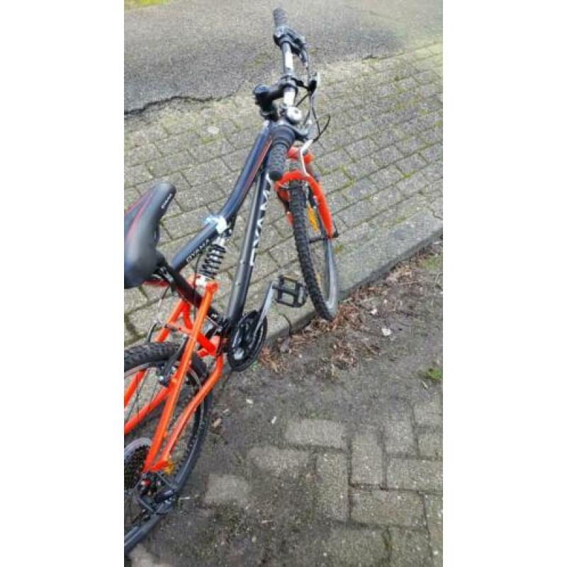 Jongensfiets vanaf 8 jaar nieuw in doos laatste in bron geel