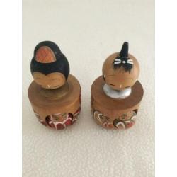 ?2 Japanse speciale geluks Daruma kokeshi jongen en meisje