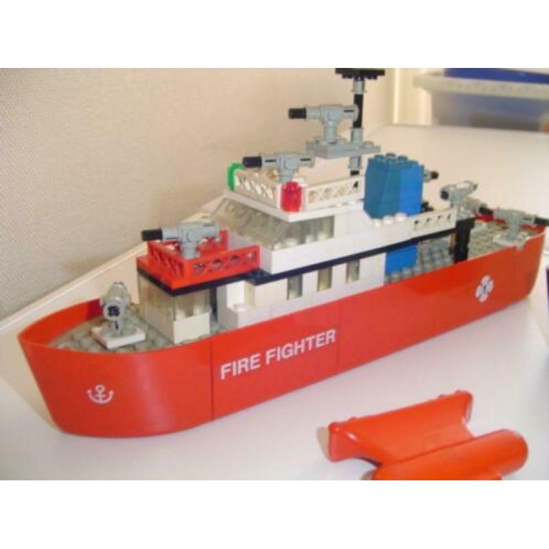 2 lego boten316-1: Fire fighting launch - 314-1: Police Boat