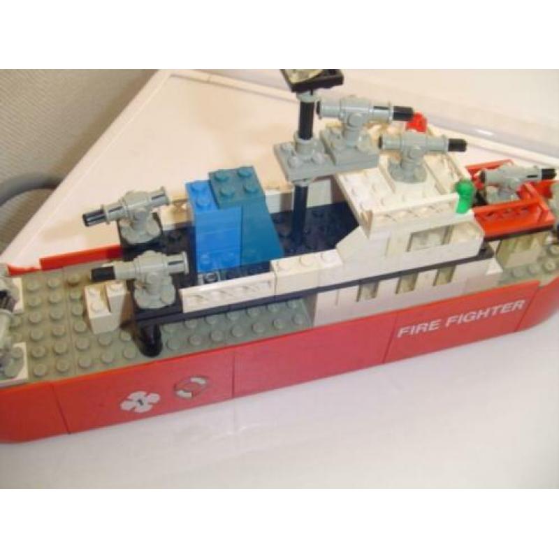 2 lego boten316-1: Fire fighting launch - 314-1: Police Boat