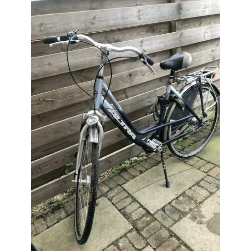 Damesfiets met bijbehorende kettingsslot.