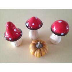 3x paddenstoel rood met witte stippen decoratie