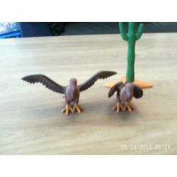 2 grote playmobil Gieren en een cactus