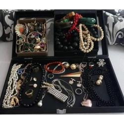 Lot antieke sieraden heel en stuk