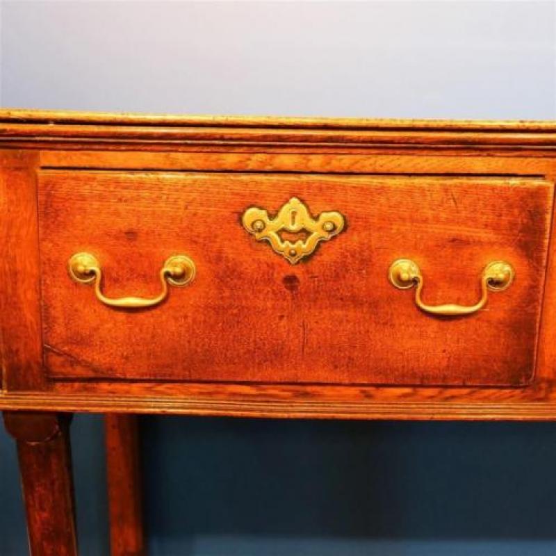 Georgian eiken dresser base met drie lades