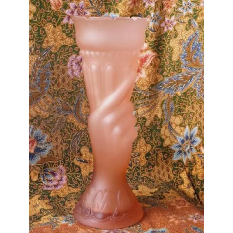 Prachtige Engelse Art Deco vaas van roze glas met een hand.