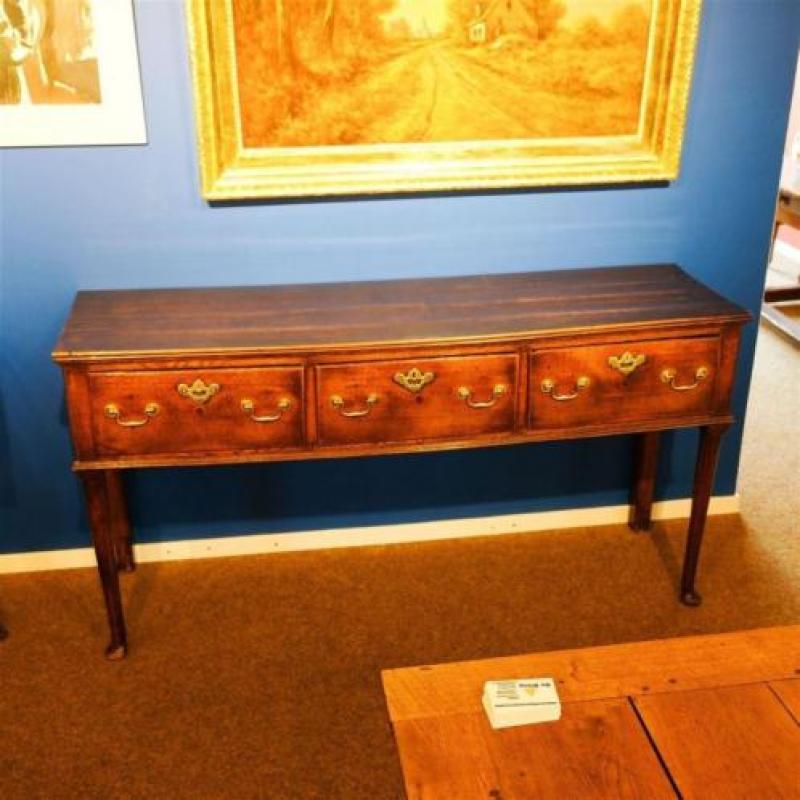 Georgian eiken dresser base met drie lades