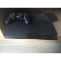 PS3 slim met een 17 spelletjes en 2 controllers