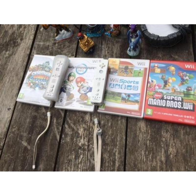 Wii Nintendo inclusief 2 controllers, 3 nunchucks en 2 sture