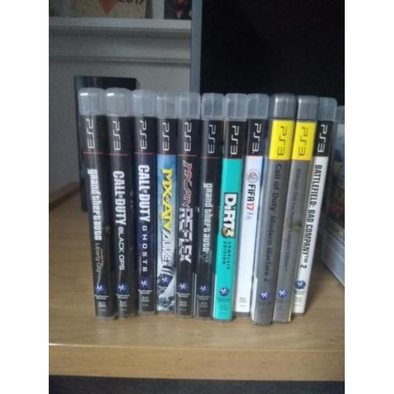 PS3 slim met een 17 spelletjes en 2 controllers